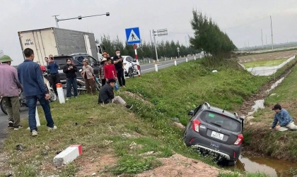 Ảnh TNGT: VinFast Fadil văng xuống mương sau khi đâm nhau với Toyota Innova, nhưng kết cục không quá chênh lệch