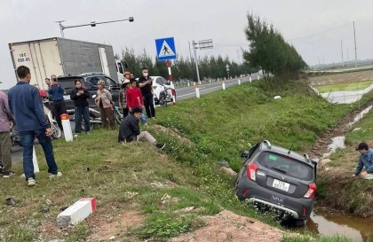 Ảnh TNGT: VinFast Fadil văng xuống mương sau khi đâm nhau với Toyota Innova, nhưng kết cục không quá chênh lệch