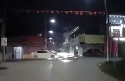 Clip TNGT:  Đâm nhau ở ngã tư Hyundai Grand i10 lao thẳng xuống ao, nổi lềnh bềnh như thuyền