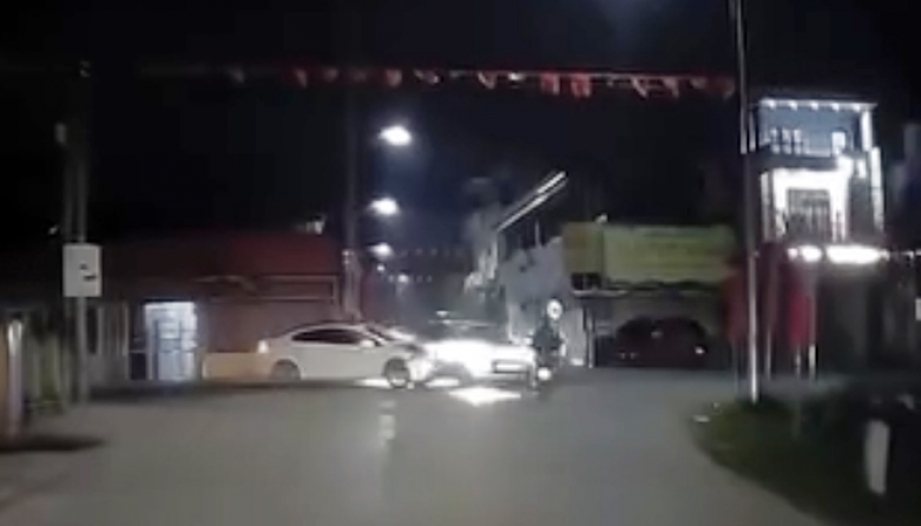 Clip TNGT:  Đâm nhau ở ngã tư Hyundai Grand i10 lao thẳng xuống ao, nổi lềnh bềnh như thuyền