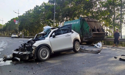 Clip TNGT: Honda HR-V tan nát vì đâm đuôi xe rác trên đường Võ Nguyễn Giáp (Hà Nội)