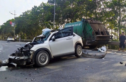 Clip TNGT: Honda HR-V tan nát vì đâm đuôi xe rác trên đường Võ Nguyễn Giáp (Hà Nội)