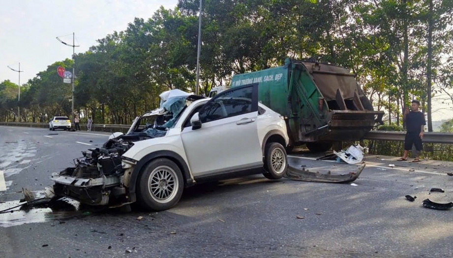 Clip TNGT: Honda HR-V tan nát vì đâm đuôi xe rác trên đường Võ Nguyễn Giáp (Hà Nội)
