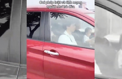 Ý thức Giao thông: CSGT xác minh tài xế Suzuki Ertiga vừa ôm trẻ em vừa lái xe trên đường