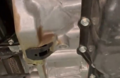 Vì sao xe Mazda2 bị thấm dầu ở cạnh máy thế này?