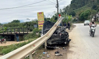 Ảnh TNGT: Mất lái, tài xế Hyundai Avante 