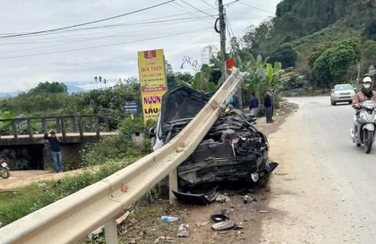 Ảnh TNGT: Mất lái, tài xế Hyundai Avante 