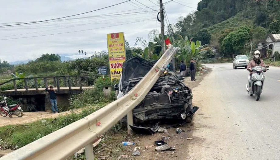 Ảnh TNGT: Mất lái, tài xế Hyundai Avante