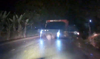 Clip TNGT: Phóng nhanh mất kiểm soát, tài xế xe tải quăng đuôi thẳng vào xe đối diện