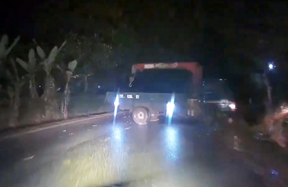 Clip TNGT: Phóng nhanh mất kiểm soát, tài xế xe tải quăng đuôi thẳng vào xe đối diện