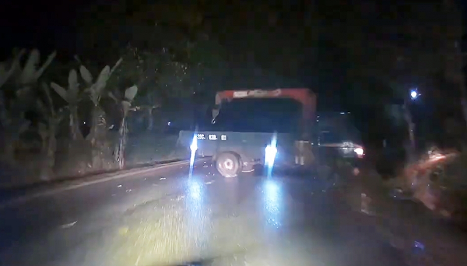 Clip TNGT: Phóng nhanh mất kiểm soát, tài xế xe tải quăng đuôi thẳng vào xe đối diện