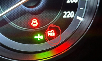 Mazda2 báo lỗi thế này thì phải làm gì?