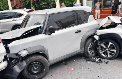 Ảnh TNGT: VinFast VF 3 bị kẹp giữa tai nạn liên hoàn với Hyundai Kona và Honda CR-V