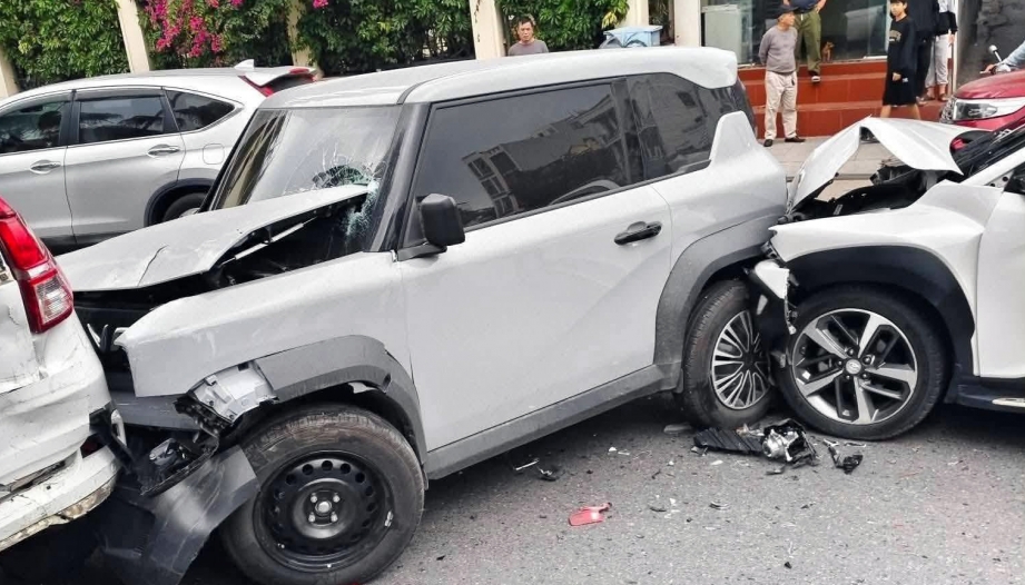 Ảnh TNGT: VinFast VF 3 bị kẹp giữa tai nạn liên hoàn với Hyundai Kona và Honda CR-V