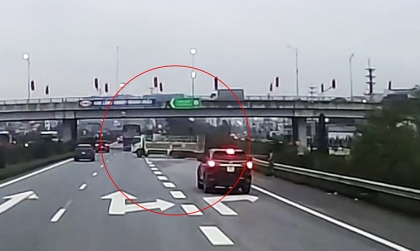 Clip: Thưởng tết to, tài xế xe tải quyết định đi ngược chiều đường gom để vào cao tốc cho nhanh về