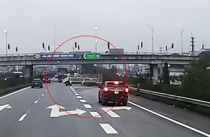 Clip: Thưởng tết to, tài xế xe tải quyết định đi ngược chiều đường gom để vào cao tốc cho nhanh về
