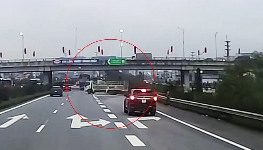 Clip: Thưởng tết to, tài xế xe tải quyết định đi ngược chiều đường gom để vào cao tốc cho nhanh về