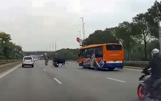 Clip TNGT: Lamborghini mất kiếm soát đâm gục xe máy trên đường Võ Nguyên Giáp (Hà Nội)