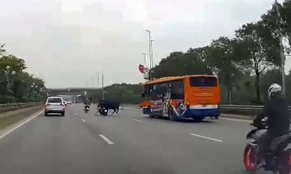 Clip TNGT: Lamborghini mất kiếm soát đâm gục xe máy trên đường Võ Nguyên Giáp (Hà Nội)