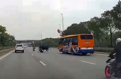 Clip TNGT: Lamborghini mất kiếm soát đâm gục xe máy trên đường Võ Nguyên Giáp (Hà Nội)