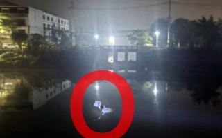 Ảnh TNGT: Ngủ gật, tài xế VinFast VF 5 lao thẳng xuống sông Nhuệ lúc rạng sáng