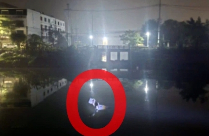 Ảnh TNGT: Ngủ gật, tài xế VinFast VF 5 lao thẳng xuống sông Nhuệ lúc rạng sáng