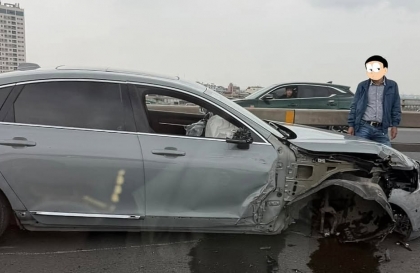 Ảnh TNGT: Volvo S90 gãy bánh trước trên cầu Nhật Tân (Hà Nội)