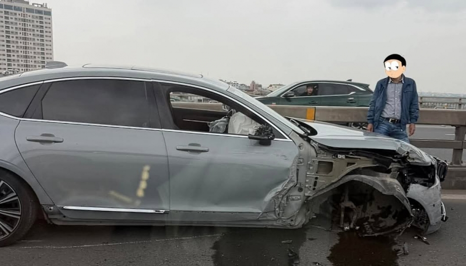 Ảnh TNGT: Volvo S90 gãy bánh trước trên cầu Nhật Tân (Hà Nội)