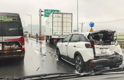 Clip TNGT: Trời mưa trơn trượt, xe khách 45 chỗ đâm bẹp Peugeot 3008 trên cao tốc CT01 đoạn qua Thanh Hoá