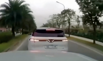 Clip TNGT: Bài học thích đáng cho tài xế VinFast VF 9 hay doạ dẫm người khác