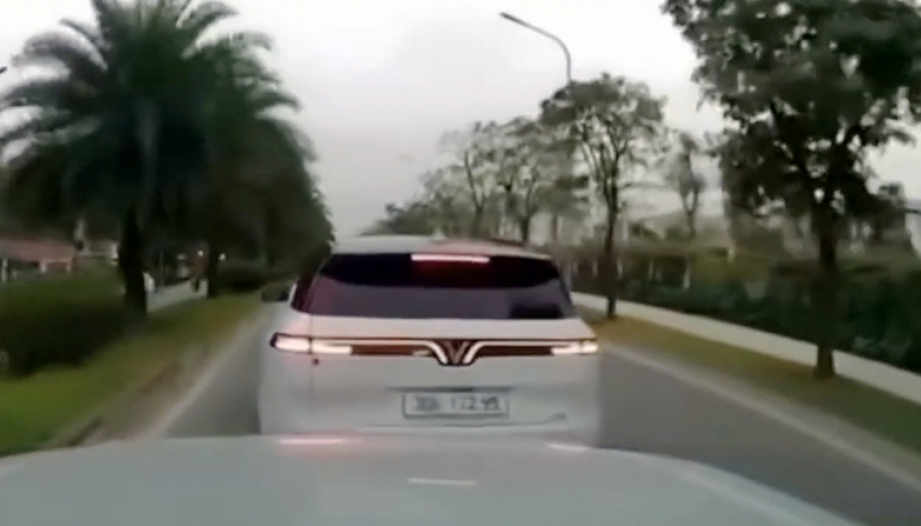 Clip TNGT: Bài học thích đáng cho tài xế VinFast VF 9 hay doạ dẫm người khác