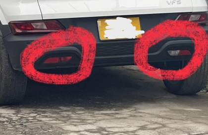 Xe Vf5 có đèn hai bên khác màu thế này là bị gì?