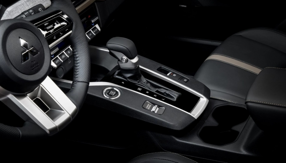 Sao xe Mitsu Xforce sang số bị cứng thế nhỉ?