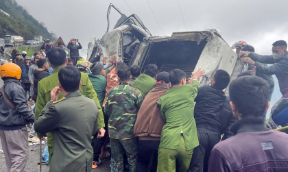 Ảnh TNGT: Ford Ranger lộn nhiều vòng vì, bẹp rúm vì lao xuống vực khi đổ đèo Cán Tỉ, Hà Giang (Tuyên Quang)