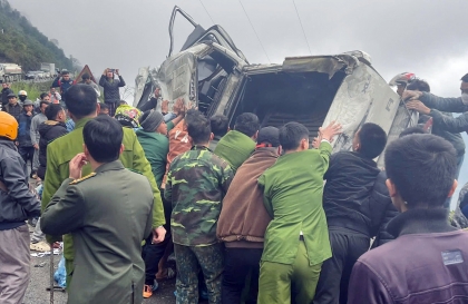 Ảnh TNGT: Ford Ranger lộn nhiều vòng vì, bẹp rúm vì lao xuống vực khi đổ đèo Cán Tỉ, Hà Giang (Tuyên Quang)