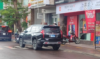 Ý thức Giao thông: Tài xế cầm lái Mitsubishi Pajero Sport 