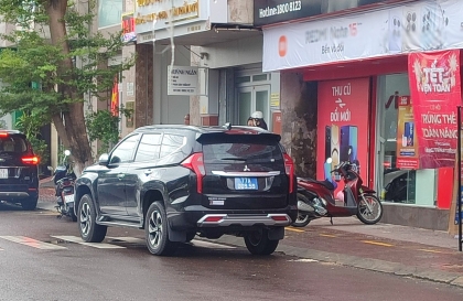 Ý thức Giao thông: Tài xế cầm lái Mitsubishi Pajero Sport