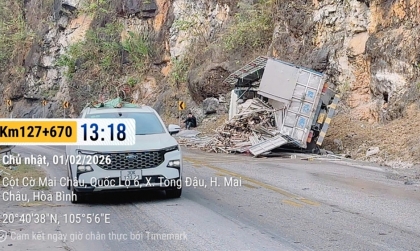 Clip TNGT: Kinh hoàng chúng kiến xe tải đổ đèo mất phanh trên QL 6