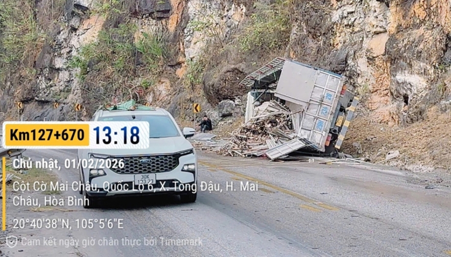 Clip TNGT: Kinh hoàng chúng kiến xe tải đổ đèo mất phanh trên QL 6