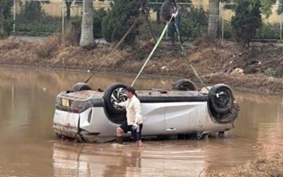 Ảnh TNGT: Mất kiểm soát, tài xế lật ngửa Limo Green dưới ruộng