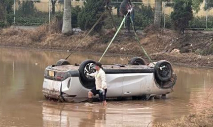 Ảnh TNGT: Mất kiểm soát, tài xế lật ngửa Limo Green dưới ruộng