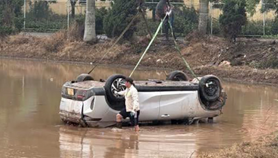 Ảnh TNGT: Mất kiểm soát, tài xế lật ngửa Limo Green dưới ruộng