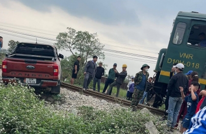 Ảnh TNGT: Băng qua đường ray, Ford Ranger bị tàu hoả đâm văng xa hàng chục mét