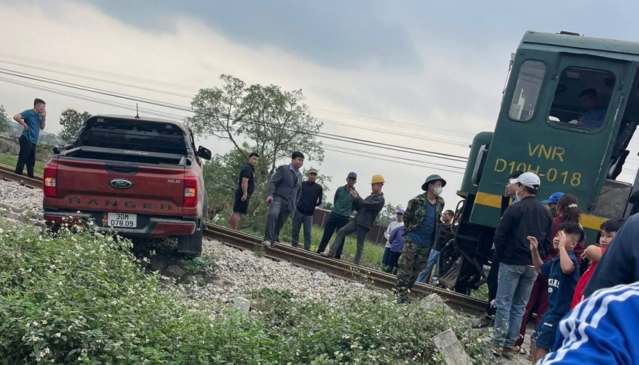 Ảnh TNGT: Băng qua đường ray, Ford Ranger bị tàu hoả đâm văng xa hàng chục mét