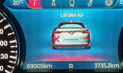 Nguyên nhân nào khiến Lux A báo lỗi đèn lùi suốt thế ạ?