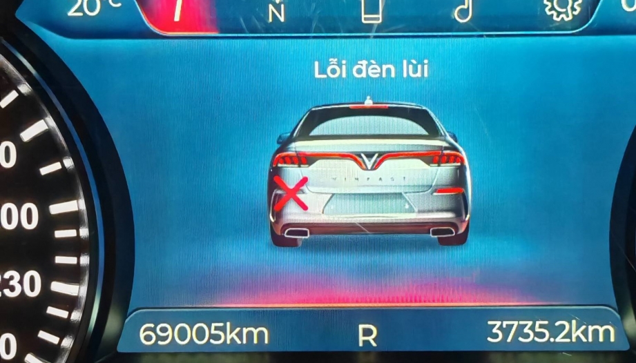 Nguyên nhân nào khiến Lux A báo lỗi đèn lùi suốt thế ạ?