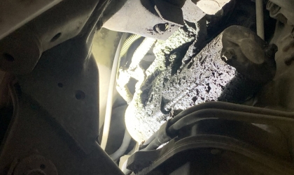 Xe Navara bị chảy dầu thế này là do đâu thế các bác?