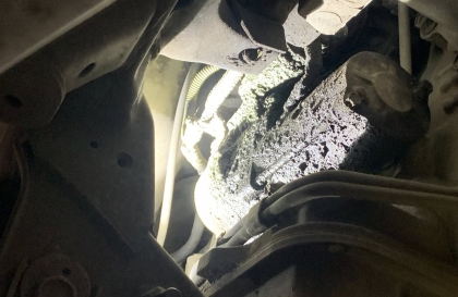 Xe Navara bị chảy dầu thế này là do đâu thế các bác?