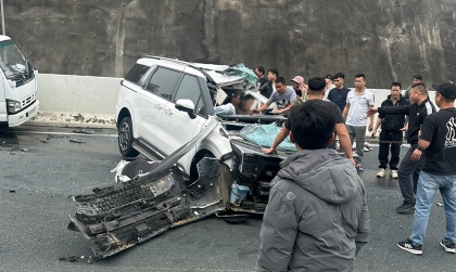 Ảnh TNGT: Tai nạn kinh hoàng khi KIA Carnival đâm đuôi xe hút rác trên cao tốc Hạ Long - Móng Cái