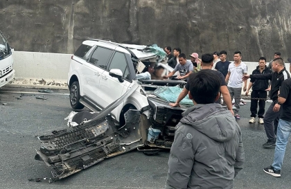 Ảnh TNGT: Tai nạn kinh hoàng khi KIA Carnival đâm đuôi xe hút rác trên cao tốc Hạ Long - Móng Cái